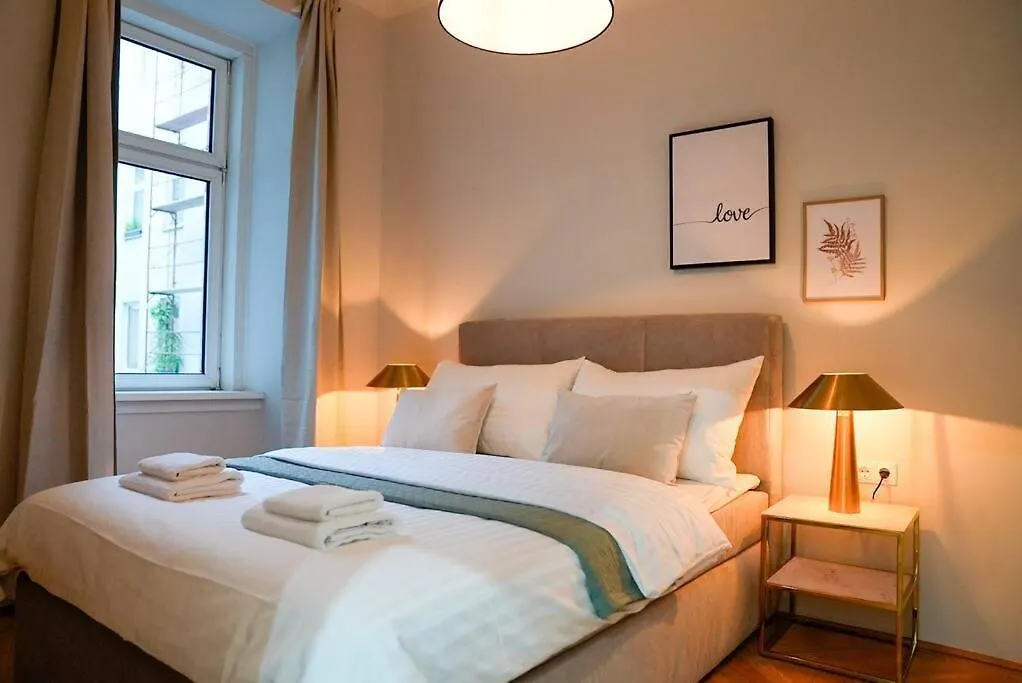 Boutique Suite Near Museum District Vienna Apartment